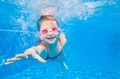 С какого возраста ребенку начинать занятия плаванием